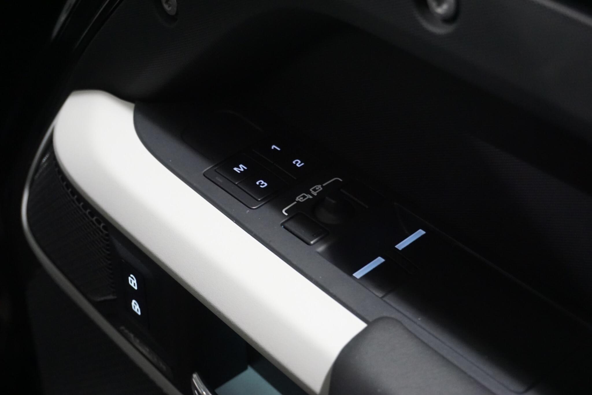 Land Rover Defender 110 3.0 D250 MHEV HSE Hard Top SUV 5dr Diesel Auto 4WD MWB Euro 6 (s/s) (250 ps)